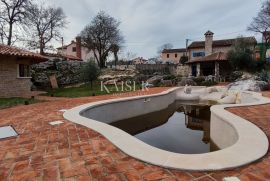 Labin - kuća s bazenom i prekrasnom okućnicom, 250 m2, Labin, Kuća