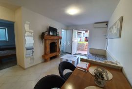 Istra - Poreč, stan u prizemlju, dvorište, blizina mora, Poreč, Apartamento