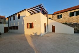 Otok Hvar, Jelsa - novoizgrađena kuća u jezgri Jelse, Jelsa, House