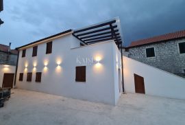 Otok Hvar, Jelsa - novoizgrađena kuća u jezgri Jelse, Jelsa, House