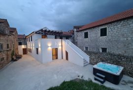 Otok Hvar, Jelsa - novoizgrađena kuća u jezgri Jelse, Jelsa, Maison