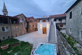 Otok Hvar, Jelsa - novoizgrađena kuća u jezgri Jelse, Jelsa, House