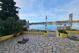 Otok Krk, Omišalj - pansion 1. red do mora, Omišalj, Commercial property