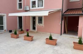 Istra, Novigrad - Stan 35 m2+loggia 5 m2 i Poslovni prostor 95 m2, Novigrad, Apartamento