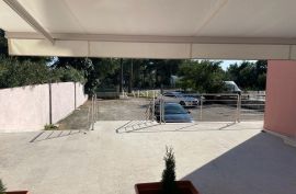 Istra, Novigrad - Stan 35 m2+loggia 5 m2 i Poslovni prostor 95 m2, Novigrad, Stan