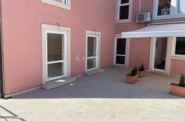 Istra, Novigrad - Stan 35 m2+loggia 5 m2 i Poslovni prostor 95 m2, Novigrad, Flat