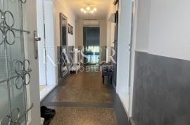 Opatija, Lovran – Etaža povijesne vile s 2 stana 100 m od mora, Lovran, Appartement