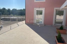 Istra, Novigrad - Poslovni prostor od 95 m2 - dvorište od 200 m2, Novigrad, Propiedad comercial