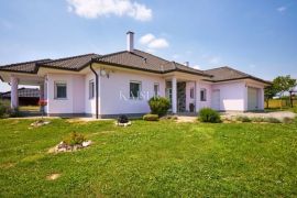 Križevci - predivna kuća s bazenom, 160m2, Križevci, House