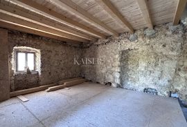 Otok Krk, okolica Baške - kuća za renovaciju s velikim potencijalom, 110 m2, Baška, House