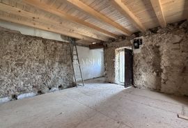 Otok Krk, okolica Baške - kuća za renovaciju s velikim potencijalom, 110 m2, Baška, بيت