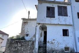 Otok Krk, okolica Baške - kuća za renovaciju s velikim potencijalom, 110 m2, Baška, House