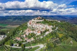 Istra - Motovun, kuća sa bazenom na 5560 m2 građevinske parcele, Motovun, Casa