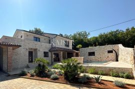 Otok Krk, okolica Dobrinja - impresivna kamena kuća s bazenom, 220 m2, Dobrinj, Maison