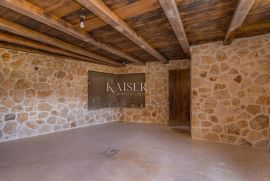 Otok Krk, okolica Dobrinja - impresivna kamena kuća s bazenom, 220 m2, Dobrinj, Haus