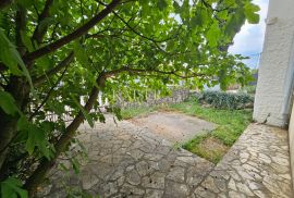 Otok Krk, okolica Dobrinja - kamena kuća sa bazenom, Dobrinj, Casa