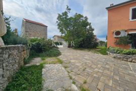 Otok Krk, okolica Dobrinja - kamena kuća sa bazenom, Dobrinj, House