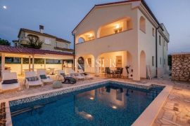 Otok Krk, Malinska - kuća 480m2 sa bazenom, Malinska-Dubašnica, Famiglia