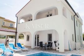 Otok Krk, Malinska - kuća 480m2 sa bazenom, Malinska-Dubašnica, Haus