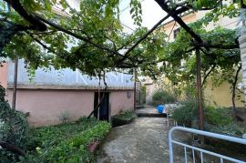 Otok Krk, Risika - kuća za renovaciju s velikim potencijalom, 90 m2, Vrbnik, Maison