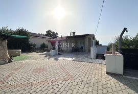 Otok Krk, okolica Dobrinja, samostojeća kuća 150 m2, Dobrinj, Famiglia