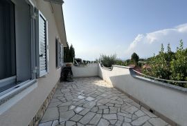 Otok Krk, okolica Dobrinja, samostojeća kuća 150 m2, Dobrinj, Дом