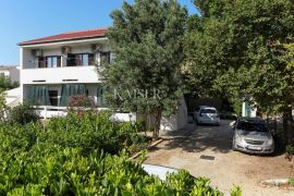 Otok Pag, Pag - kuća s tri stana, 175m2, 300m od mora, Pag, House