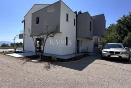 Otok Krk, okolica Vrbnika - moderno uređena dvojna kuća, 150 m2, Vrbnik, Famiglia