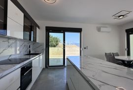 Otok Krk, okolica Vrbnika - moderno uređena dvojna kuća, 150 m2, Vrbnik, Casa