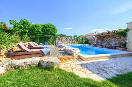 Otok Krk, Malinska, autohtona vila s pogledom na more, 260 m2, Malinska-Dubašnica, Famiglia