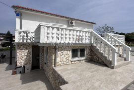 Otok Krk, Dobrinj - samostojeća kuća, 86 m2, Dobrinj, Maison