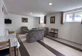 Otok Krk, Dobrinj - samostojeća kuća, 86 m2, Dobrinj, Maison