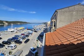 Otok Lošinj, Mali Lošinj - dvoetažni stan na rivi, Mali Lošinj, Appartement