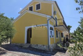 Otok Krk, Malinska - kuća sa 4 apartmana, Malinska-Dubašnica, Дом