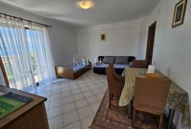 Otok Krk, Malinska - kuća sa 4 apartmana, Malinska-Dubašnica, Дом