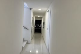 Otok Krk, Krk - Stan od 100 m2 + app od 48 m2, Krk, Apartamento