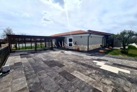 Istra - Svetvinčenat - kuća s bazenom, 248 m2, Svetvinčenat, Famiglia