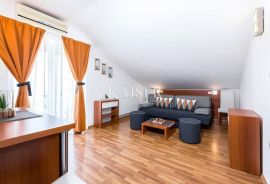 Lovran – Apartmanska vila s velikim zemljištem i projektom za boutique hotel, Lovran, Kuća