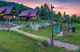 Korenica - turistički kompleks u blizini NP Plitvice, Plitvička Jezera, Tierra