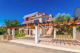 Otok Krk, Pinezići - samostojeća kuća 410m2, Krk, House