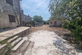 Istra - kuća u nizu s ruševinom na terenu 1500 m2, Barban, Дом