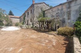 Istra - kuća u nizu s ruševinom na terenu 1500 m2, Barban, House