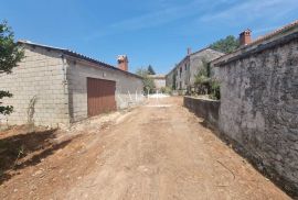 Istra - kuća u nizu s ruševinom na terenu 1500 m2, Barban, Σπίτι