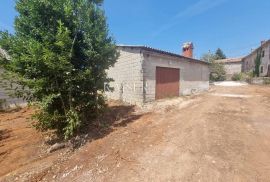 Istra - kuća u nizu s ruševinom na terenu 1500 m2, Barban, House