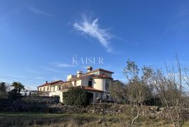 Krk, Gostinjac - Kuća sa pet apartmana 505 m2 i okućnicom od 1000 m2, Dobrinj, House