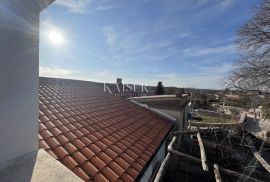 Krk, Gostinjac - Kuća sa pet apartmana 505 m2 i okućnicom od 1000 m2, Dobrinj, House