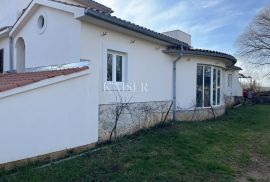 Krk, Gostinjac - Kuća sa pet apartmana 505 m2 i okućnicom od 1000 m2, Dobrinj, House