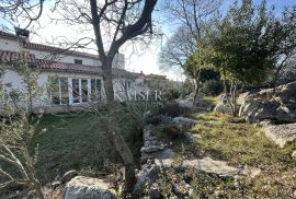 Krk, Gostinjac - Kuća sa pet apartmana 505 m2 i okućnicom od 1000 m2, Dobrinj, House