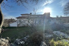 Krk, Gostinjac - Kuća sa pet apartmana 505 m2 i okućnicom od 1000 m2, Dobrinj, Casa