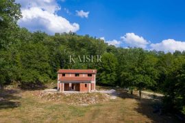 Istra, Kotli - kuća u izgradnji s velikim zemljištem 2400 m2 + 5100 m2, Buzet, بيت